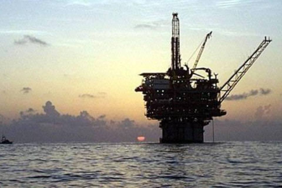 Petroleiras dos EUA fecham 13% da produção de petróleo no Golfo do México