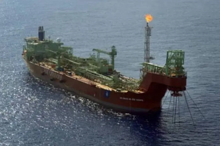 Navio de exploração da Petrobras no Campo de Tupi, na bacia de Santos, a 250 quilômetros da costa do Rio de Janeiro