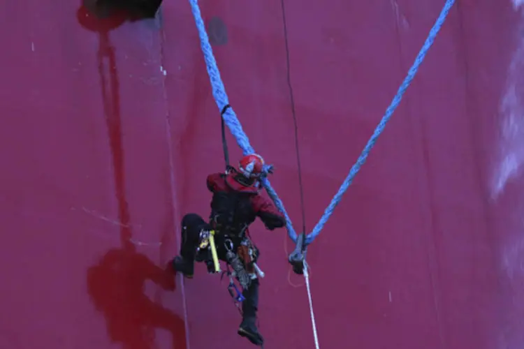 Ativista tenta escalar plataforma de petróleo russa: detidos estavam a bordo do navio quebra-gelo Arctic Sunrise, do Greenpeace (Denis Sinyakov//Reuters)