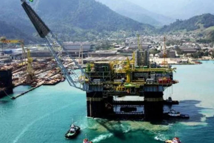 Plataforma P-52 deixa estaleiro rumo à Bacia de Campos: Petrobras perde pódio para Vale pela primeira vez em três anos (.)