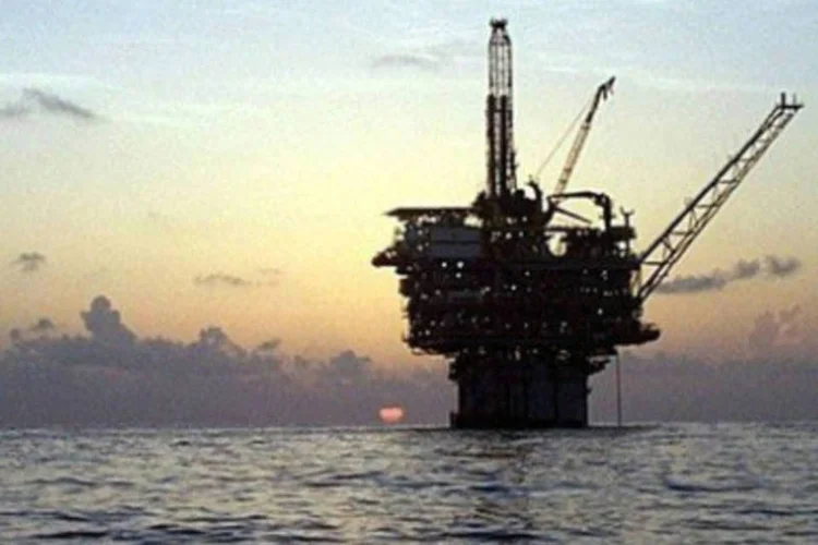 A plataforma de petróleo explodiu por volta das 11h30  (foto/AFP)