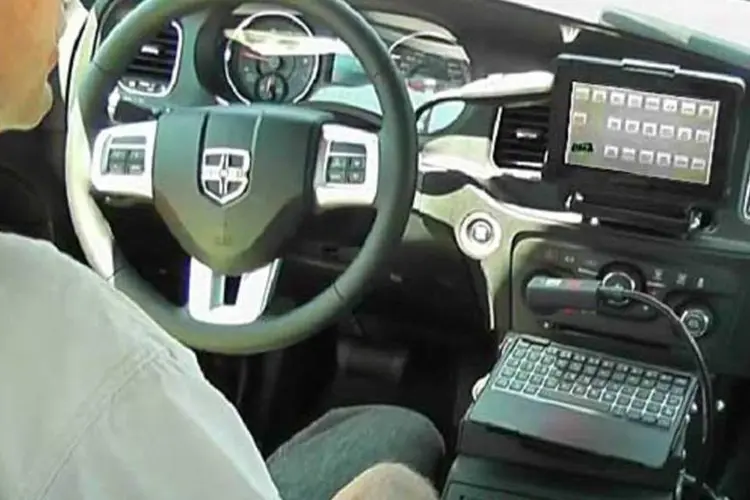 Viatura-conceito Dodge Charger equipada com BlackBerry PlayBook (Reprodução)