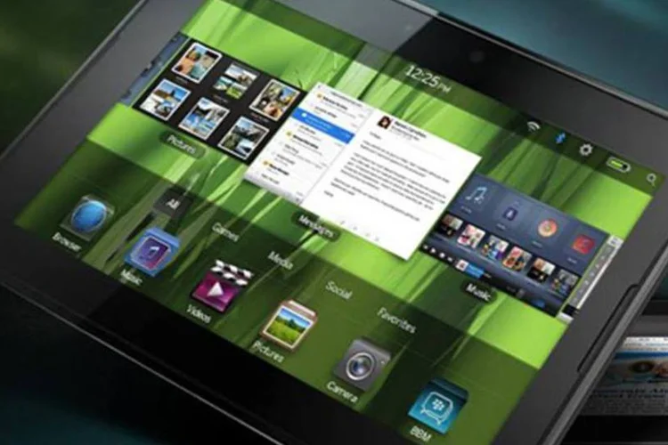 O PlayBook possui tela touchscreen de 7 polegadas com resolução de 1024x600 pixels, processador dual core de 1 GHz, 1 GB de RAM, GPS, dois alto-falantes frontais, saída HDMI e duas câmeras (Reprodução)