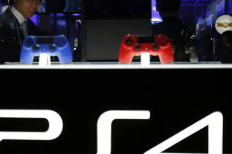 
	Novo PlayStation 4 no Tokyo Game Show: usu&aacute;rios japoneses, os &uacute;ltimos a poder comprar, adquiriram 370 mil unidades desde sua sa&iacute;da &agrave; venda em 22 de fevereiro
 (Yuya Shino/Reuters)