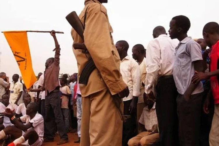Sudaneses comemoram fim do plebiscito com jogo de futebol da "Copa Referendo" (Spencer Platt/Getty Images)