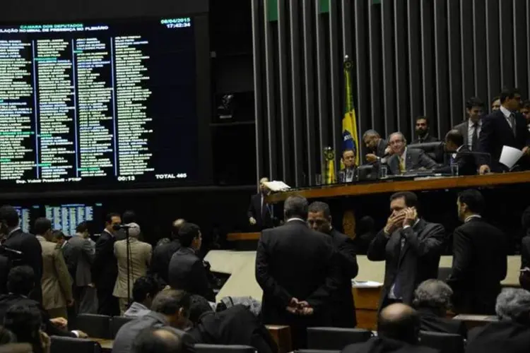 
	Plen&aacute;rio da C&acirc;mara dos Deputados durante a vota&ccedil;&atilde;o da PL4330: vota&ccedil;&atilde;o ser&aacute; retomada na ter&ccedil;a-feira
 (Wilson Dias/Agência Brasil)