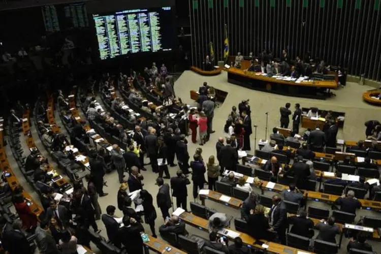 
	Plen&aacute;rio da C&acirc;mara dos Deputados: deputados aprovaram um requerimento para excluir a mat&eacute;ria da lista de vota&ccedil;&otilde;es por 193 votos a 175
 (Wilson Dias/Agência Brasil)