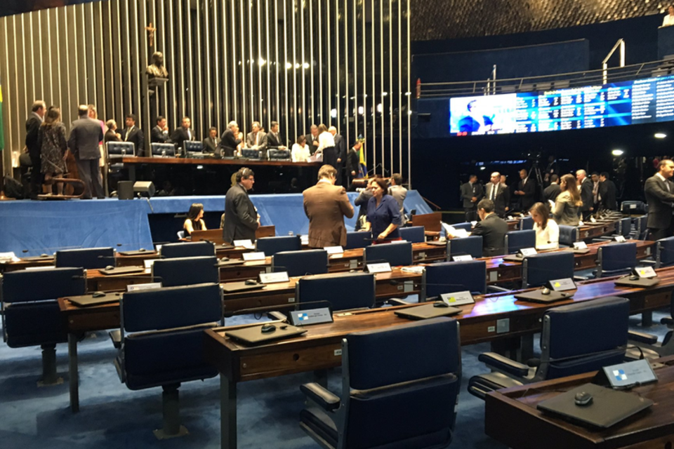 Nos bastidores, senadores vivem clima mais amigável