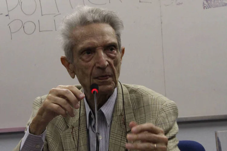 
	Ex-deputado Pl&iacute;nio de Arruda Sampanho durante debate na PUC, em S&atilde;o Paulo
 (Raphael Tsavkko Garcia/Flickr/Creative Commons)