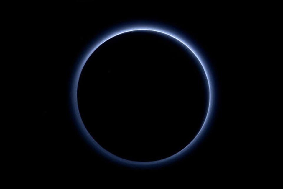 Nasa revela que Plutão tem céu azul e água vermelha