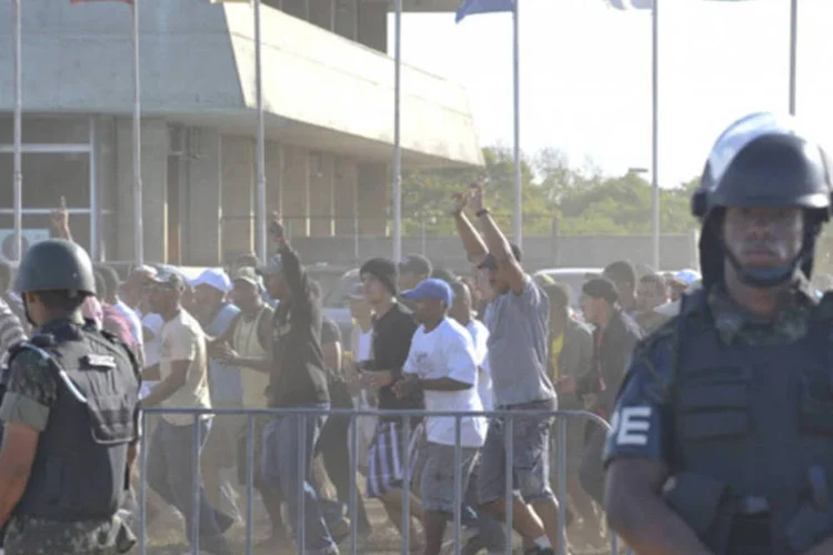 Soldados do Exército observam manifetação de policiais militares em greve que desde a semana passada ocupam a Assembleia Legislativa do Estado (Marcello Casal Jr/ABr)