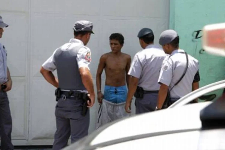 
	PM na Cracol&acirc;ndia: segundo o Denarc, s&oacute; houve confronto porque tr&ecirc;s policiais que estavam no local foram &ldquo;recebidos a pauladas&rdquo; quando tentaram prender um traficante em flagrante
 (Divulgação/PMSP)