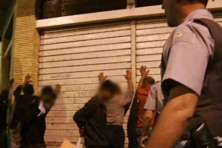 
	Pol&iacute;cia Militar paulista em a&ccedil;&atilde;o na Cracol&acirc;ndia
 (Divulgação/Rede TV/Veja)