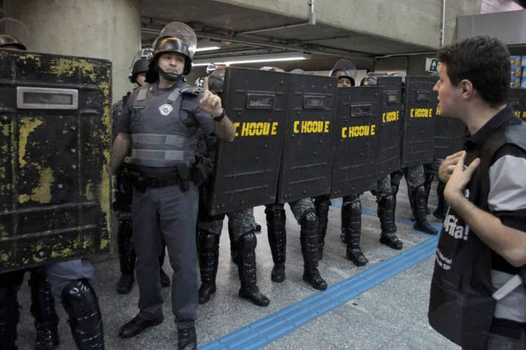 
	Tropa de Choque da PM foi acionada na esta&ccedil;&atilde;o Ana Rosa, no 5&ordm; dia de greve do Metr&ocirc; de SP
 (REUTERS/Chico Ferreira)