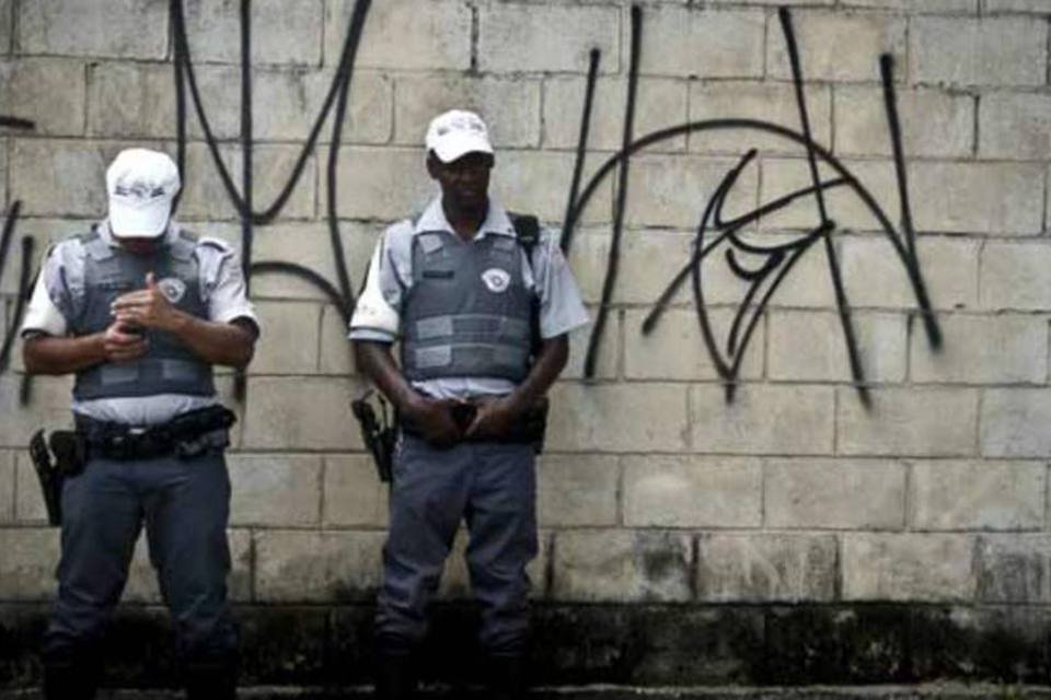 Grupo de jovens protesta contra a violência em SP