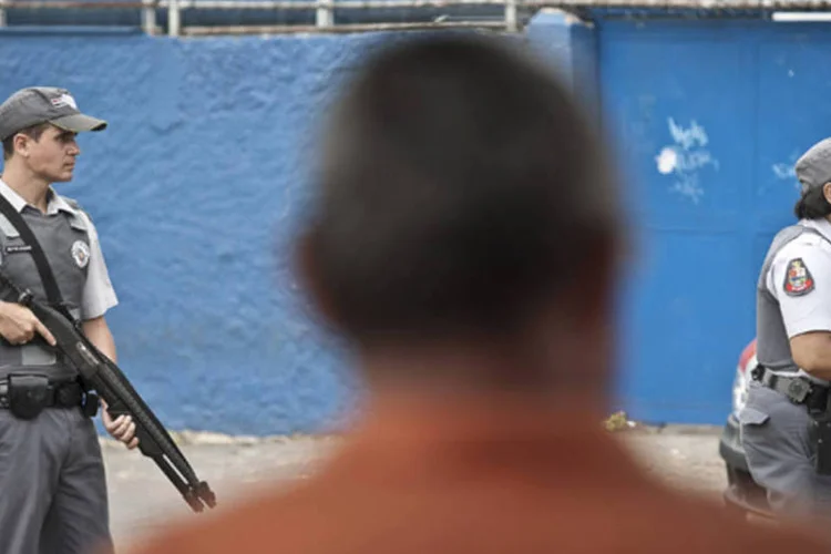 
	PM faz abordagens na Zona Norte de S&atilde;o Paulo: na tentativa de conter a viol&ecirc;ncia, a partir de hoje (19), policiais rodovi&aacute;rios federais v&atilde;o refor&ccedil;ar a vigil&acirc;ncia em pontos estrat&eacute;gicos
 (Marcelo Camargo/ABr)