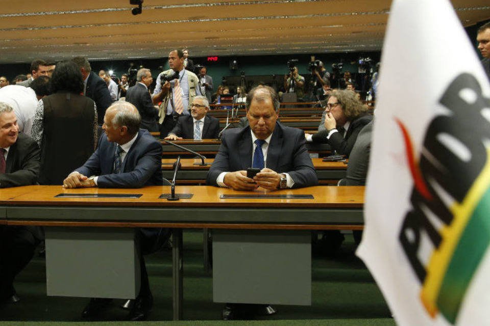 Ex-aliado, PMDB do Senado vai "sumir" de perguntas a Dilma