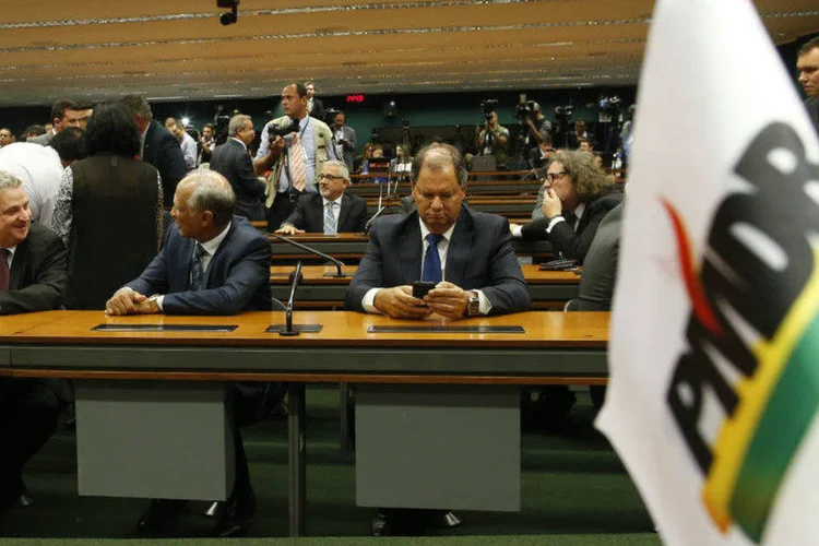 
	PMDB rompe com o Governo de Dilma Rousseff: Planalto estuda aumentar participa&ccedil;&atilde;o de PP e PR em minist&eacute;rios para tentar evitar impeachment.
 (Igo Estrela/ PMDB Nacional/Fotos Públicas)