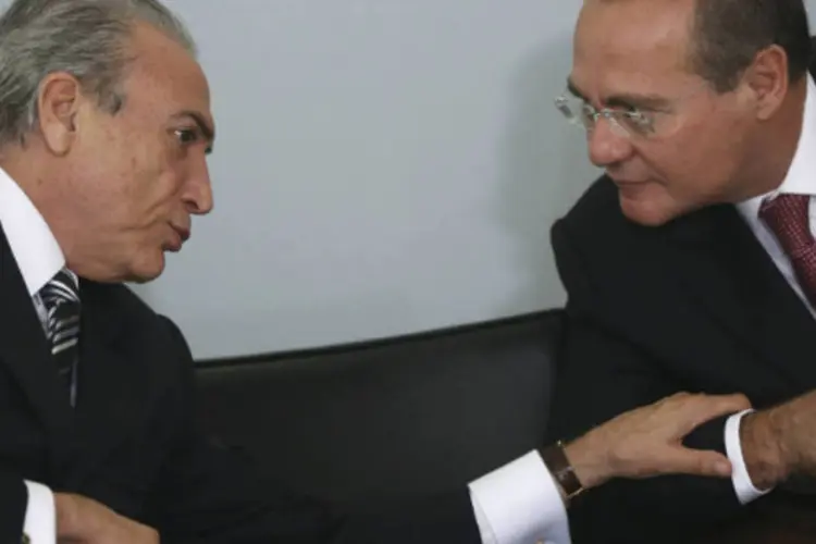 Vice-presidente Michel Temer fala com presidente do Senado, Renan Calheiros (PMDB-AL) (REUTERS/Ueslei Marcelino)
