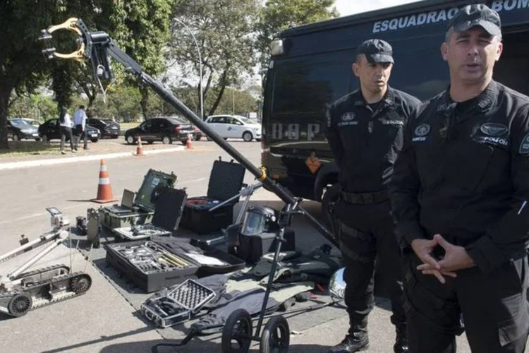 
	Pol&iacute;cia Militar do Distrito Federal apresenta equipamentos que ser&atilde;o utilizados na Copa
 (Antônio Cruz/Agência Brasil)