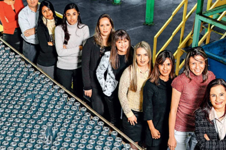 Equipe de RH da Latapack-Ball, em Jacareí (SP): a empresa adotou práticas de gestão de pessoas como as de grandes companhias (Paulo Pampolin / VOCÊ S/A)