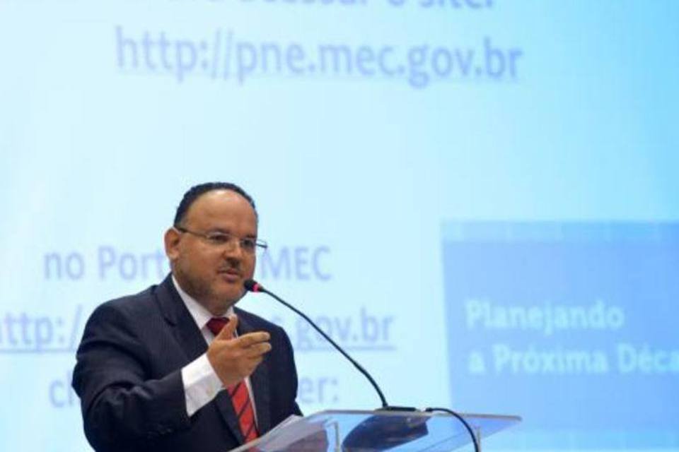 Ex-ministro Henrique Paim coordenará Educação na equipe de transição