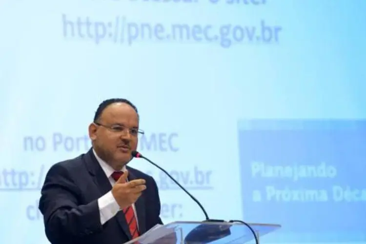 O ministro da Educação, Henrique Paim, participa do lançamento do Portal do Plano Nacional de Educação - Planejando a Próxima Década (Wilson Dias/Agência Brasil)