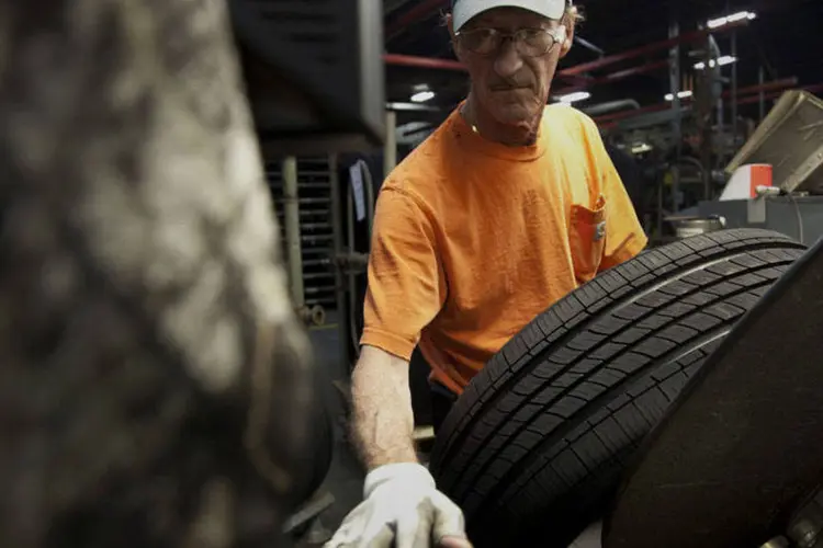 
	Funcion&aacute;rio na linha de produ&ccedil;&atilde;o de pneus na f&aacute;brica da Michelin em Lexington, na Carolina do Sul
 (Ariana Lindquist/Bloomberg)