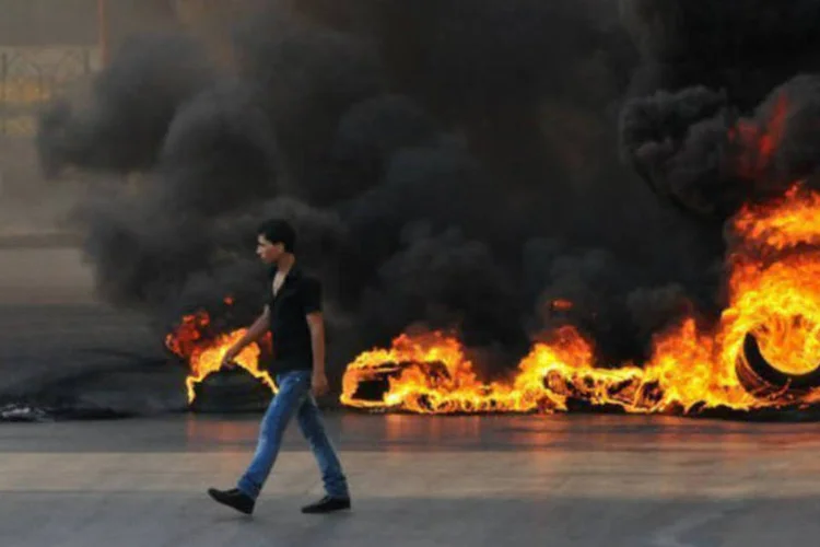 Pneus queimados na cidade libanesa de Trípoli, em 23 de junho,  durante manifestação de apoio ao clérigo Ahmad al-Assir (AFP / Ibrahim Chalhoub)