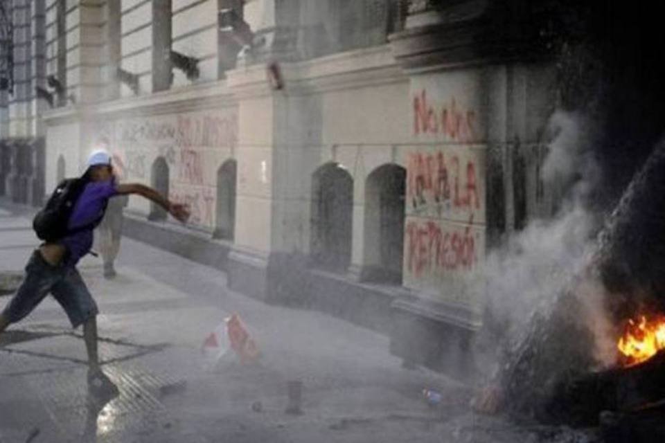 Manifestantes queimam pneus em Buenos Aires