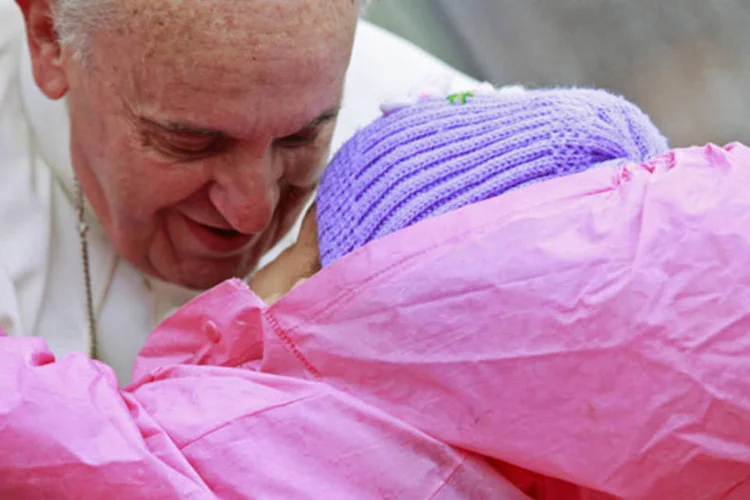 Papa Francisco abençoa criança em Aparecida, São Paulo: após as celebrações em Aparecida, o papa almoça com o séquito papal, os bispos da Província Eclesiástica de Aparecida e estudantes do Seminário Bom Jesus, localizado na cidade. (REUTERS/Edson Lopes Jr.)