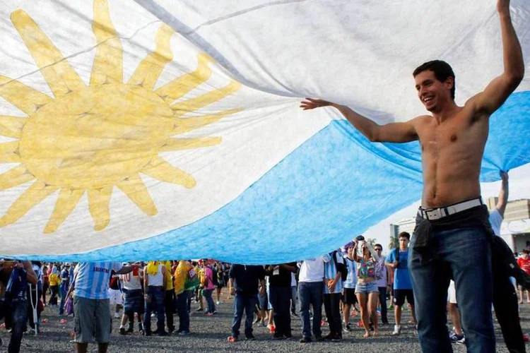 
	Torcedor estende bandeira da Argentina: jornalista tinha&nbsp;26 anos
 (Divulgação/Prefeitura de Porto Alegre)