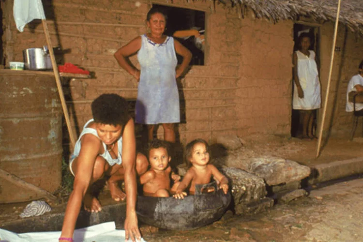 Criar estratégias para localizar e inscrever a população negra (preta ou parda) em programas de distribuição de renda como o Bolsa Família contribuirá para a diminuição do número dos miseráveis no país (Alcides Filho)