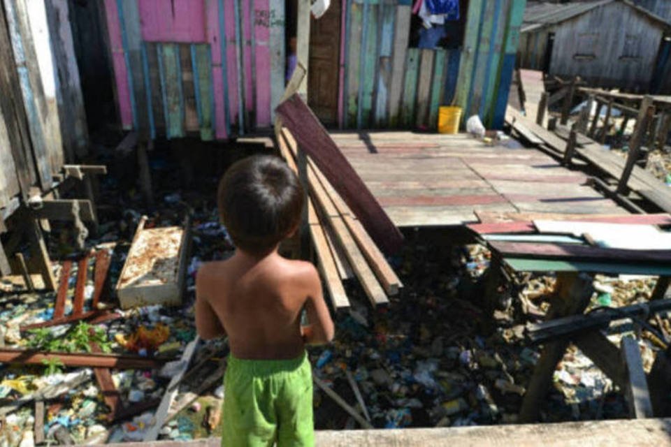 Criança em favela brasileira: 1 em 6 crianças no país estão na chamada "pobreza multidimensional" e chegarão ao mercado de trabalho em condições desfavoráveis caso nada seja feito para melhorar suas condições de vida (Marcello Casal Jr/ABr/Agência Brasil)