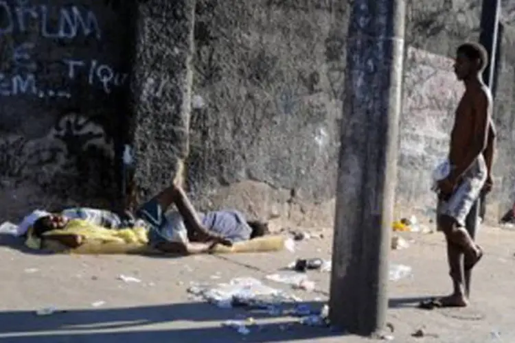 Viciados em crack nas proximidades de uma favela carioca: em 15 dias, as tropas detiveram 31 pessoas e apreenderam seis toneladas de drogas (©AFP / antonio scorza)