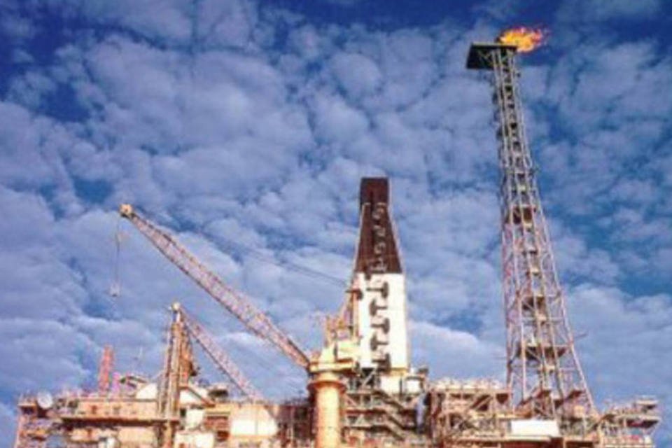 Plataforma de petróleo: a Petrobras possui 65% do bloco explorado pela BG (.)
