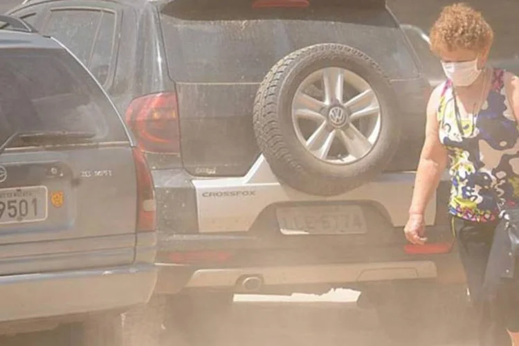 Depois de seca a lama, carros e caminhões levantam poeira que causa problemas respiratórios nos habitantes de Nova Friburgo (Wilson Dias/ABr)