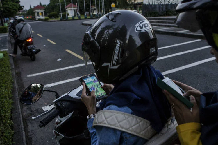 Motociclistas jogam Pokémon GO: "se quiser sair à caça de pokémons no trânsito, procure alternativas", disse o Detran SP (Ulet Ifansasti/Getty Images)