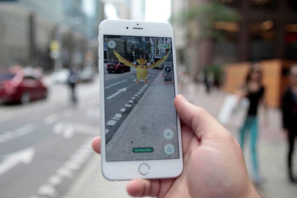 Nova York Eua Novembro De 2020 : Mãos Seguram Um Smartphone Para Jogar  Pokemon. Sobre Um Fundo Desfocado Uma Grande Tela Com O Jog Video Estoque -  Vídeo de verde, telefone: 209558267