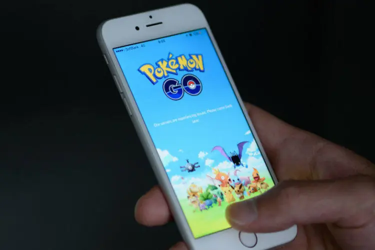 Pokémon GO em smartphone: parte do jogo envolve capturar Pokémons virtuais, visíveis apenas quando se olha ao redor através de um smartphone (Akio Kon/Bloomberg)