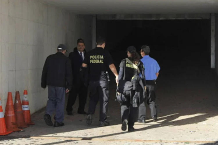 Peritos da Polícia Federal (PF) fazem análises técnicas no Palácio Itamaraty na manhã de hoje (21): a agente administrativa do Ministério do Meio Ambiente Maria d'Alva Araújo lamentou a manhã de trabalho perdida em razão da falsa denúncia. (Antonio Cruz/ABr)