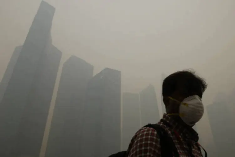 Homem usa máscara contra a poluição do ar em Singapura (REUTERS/Edgar Su)