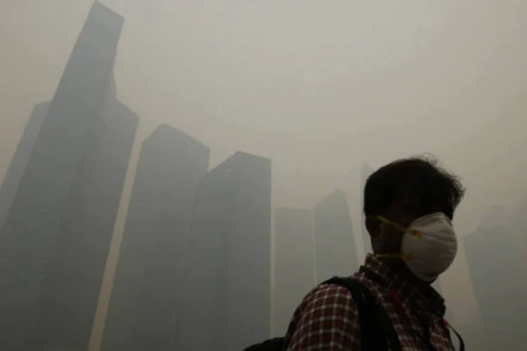 Homem usa máscara contra a poluição do ar em Singapura (REUTERS/Edgar Su)