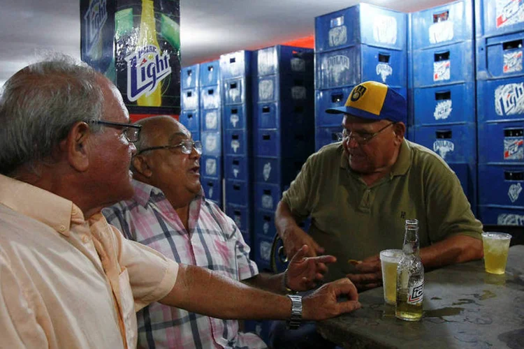 
	Venezuelanos tomando cerveja Polar em um bar de Maracaibo
 (REUTERS/Isaac Urrutia)