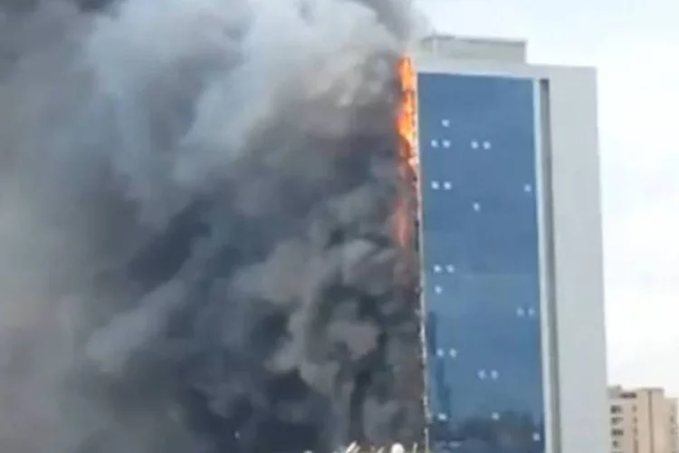 Torre Polat, durante incêndio, em Istambul: Os bombeiros conseguiram controlar o incêndio, e as pessoas que vivem na torre e em seus arredores foram postas a salvo (Reprodução/YouTube)