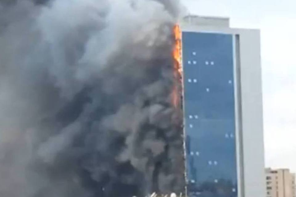 Incêndio em torre de 42 andares causa pânico em Istambul
