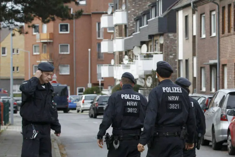 
	Pol&iacute;cia alem&atilde; investiga pr&eacute;dio residencial perto de Aachen onde prenderam suspeitos de liga&ccedil;&atilde;o com ataques de Paris
 (Ina Fassbender/Reuters)