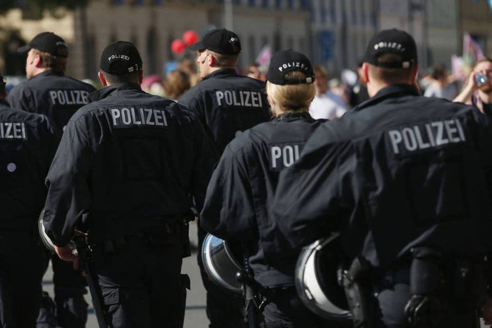 Suposto neonazista fere 4 policiais na Alemanha