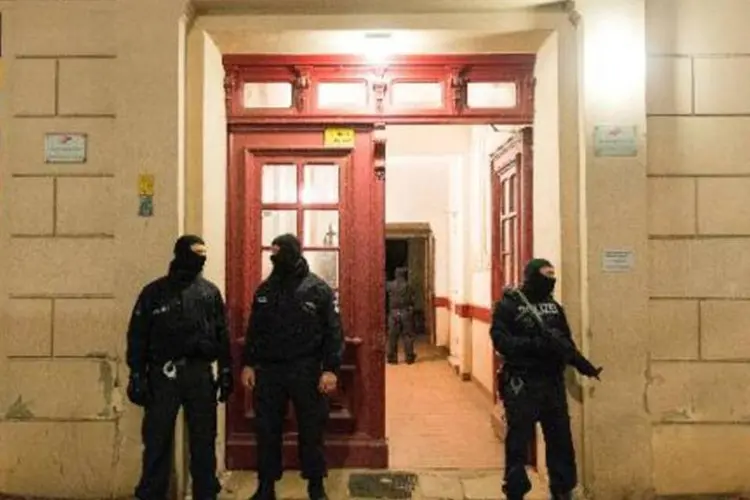 Policiais alemães fazem buscas em Berlim: operação realizou "incursões em 11 locais do movimento islamita berlinense" e levou à detenção de "um cidadão turco de 41 anos" (Lukas Schulze/AFP)