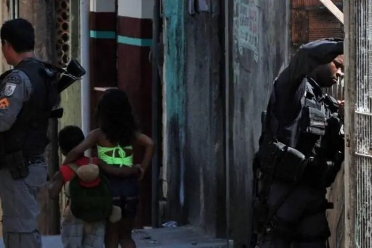 Polícia Militar no Complexo do Alemão: PM dobrou o efetivo na comunidade para dar tranquilidade a moradores (Marcello Casal Jr./Agência Brasil)